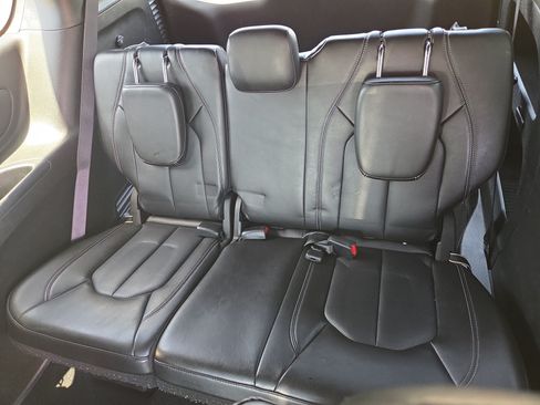 Used 2025 Chrysler Pacifica Select FWD image 10