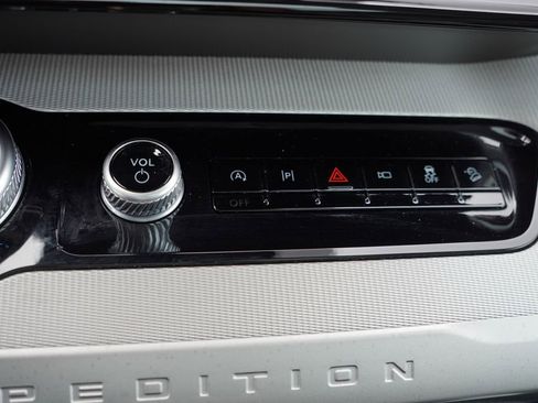 Used 2025 Ford Expedition Active AWD/4WD image 34