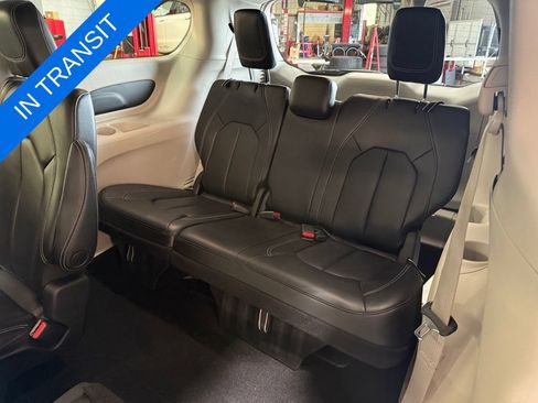 Used 2023 Chrysler Pacifica Touring-L AWD/4WD image 24