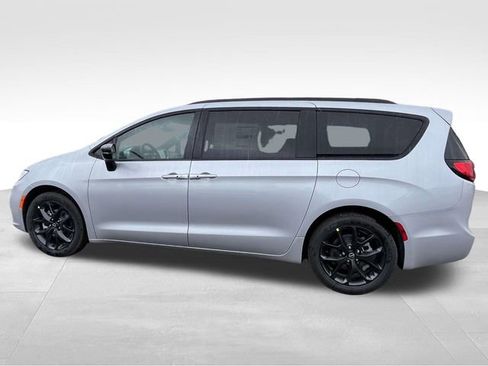 New 2026 Chrysler Pacifica Limited image 4