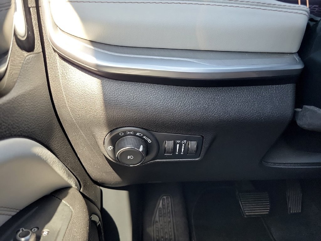 Used 2025 Jeep Compass Limited AWD/4WD image 16