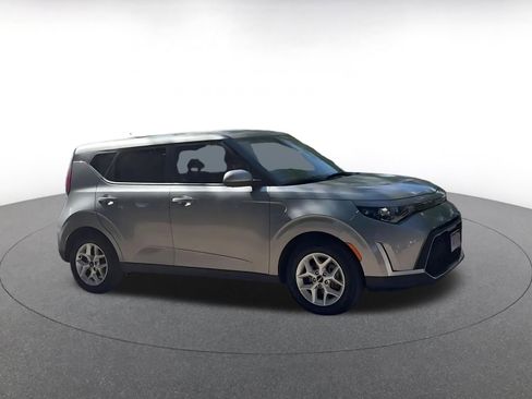 Used 2025 Kia Soul LX w/ LX Technology Package FWD image 2