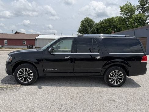 Used 2017 Lincoln Navigator L Select AWD/4WD image 2