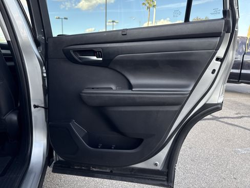 Used 2020 Toyota Highlander XLE image 31