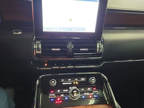 Used 2019 Lincoln Navigator Reserve image 10