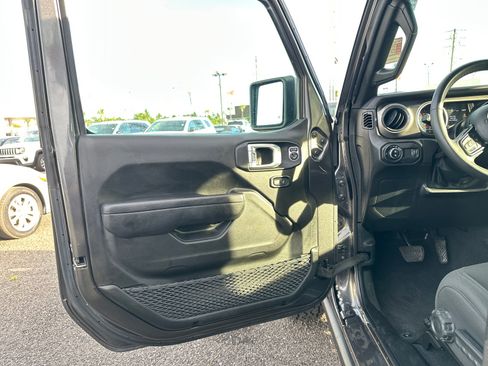 Used 2023 Jeep Gladiator Sport AWD/4WD image 10