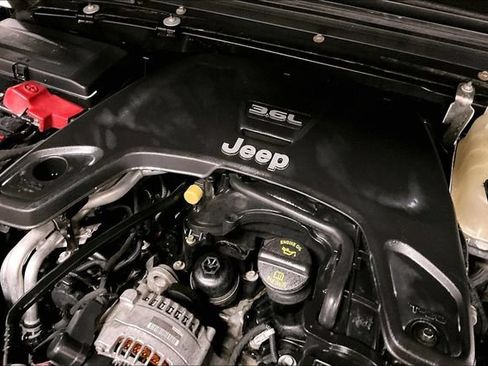 Used 2018 Jeep Wrangler Unlimited Sahara AWD/4WD image 35