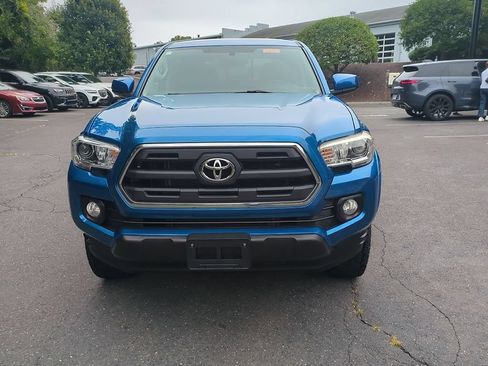 Used 2016 Toyota Tacoma SR5 w/ SR5 Appearance Package (SN) AWD/4WD image 2