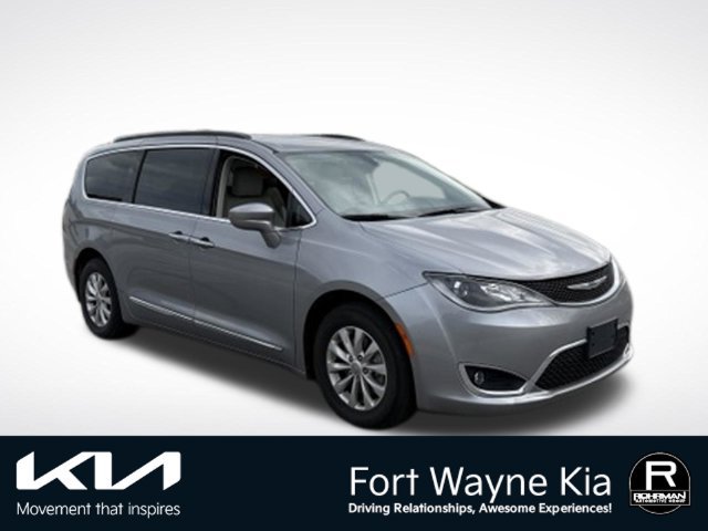 Used 2017 Chrysler Pacifica Touring-L FWD image 9