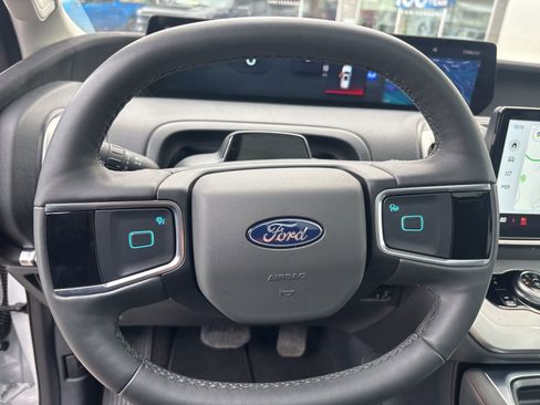 Used 2025 Ford Expedition Active image 17