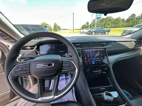 Used 2024 Jeep Grand Cherokee L Limited w/ Black Appearance Package RWD image 10