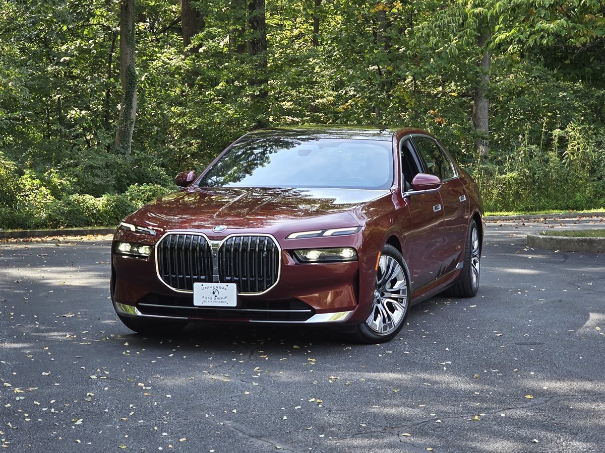 Used 2024 BMW i7 xDrive60 AWD/4WD image 1
