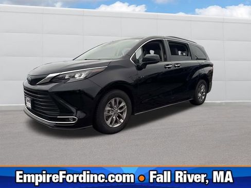 Used 2024 Toyota Sienna XLE image 1