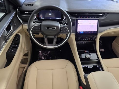 New 2025 Jeep Grand Cherokee Limited image 12