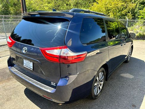 Used 2018 Toyota Sienna XLE image 5
