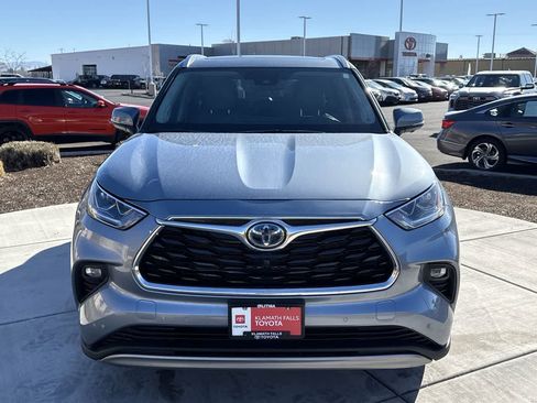 Used 2024 Toyota Highlander Platinum image 3