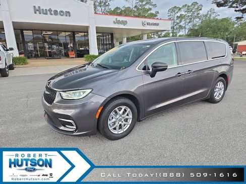 Used 2023 Chrysler Pacifica Touring-L FWD image 2