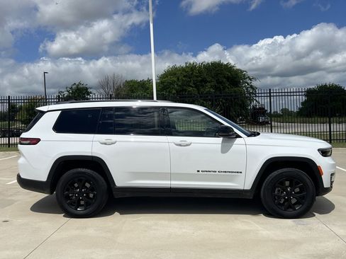 Used 2024 Jeep Grand Cherokee L Altitude AWD/4WD image 3