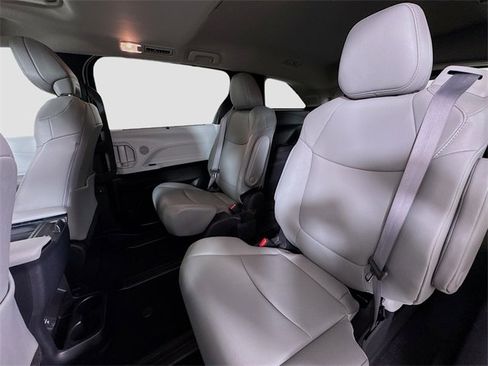 Used 2025 Toyota Sienna XLE image 27