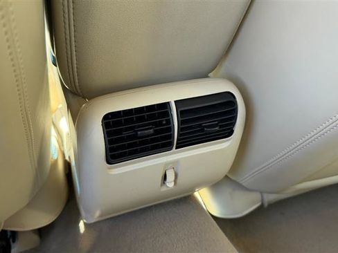 Used 2011 Lincoln Town Car Signature Limited RWD image 23