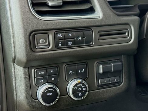 Used 2023 GMC Yukon XL SLT w/ SLT Luxury Package image 11