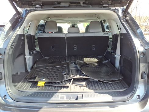 Used 2022 Toyota Highlander XLE image 11