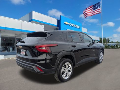 Used 2025 Chevrolet Trax LS image 4