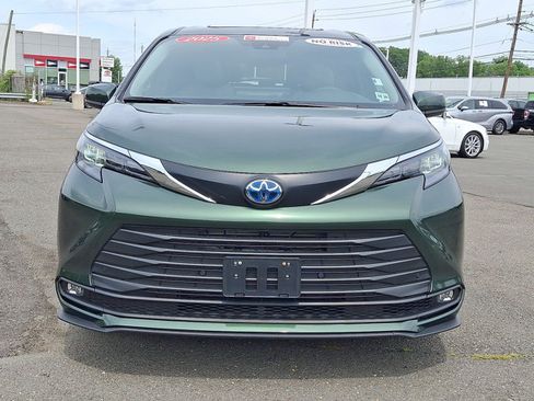 Certified 2025 Toyota Sienna XLE FWD image 30