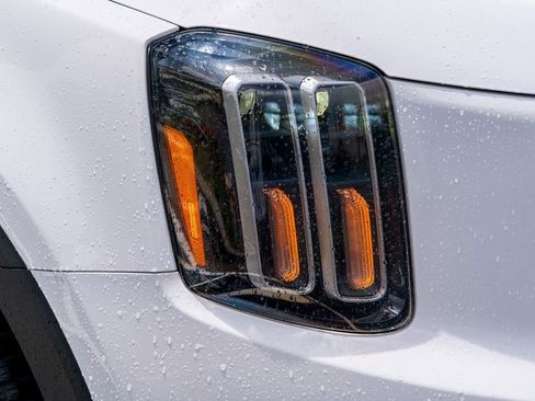 Used 2024 Kia Telluride EX w/ EX Captain's Chair Package FWD image 9