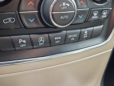 Used 2017 Jeep Grand Cherokee Limited image 18