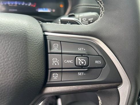 Used 2024 Jeep Grand Cherokee Limited w/ Black Appearance Package AWD/4WD image 17