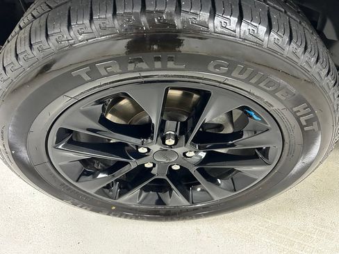 Used 2022 Jeep Wrangler Unlimited Sahara AWD/4WD image 9