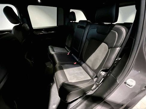 Used 2023 Jeep Grand Cherokee Altitude image 31