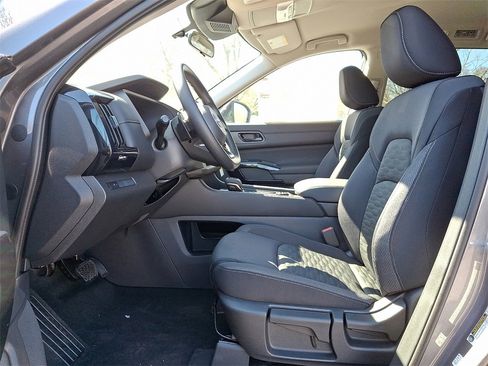 New 2025 Nissan Pathfinder S image 7