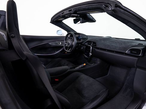 Used 2025 McLaren Artura Spider RWD image 21