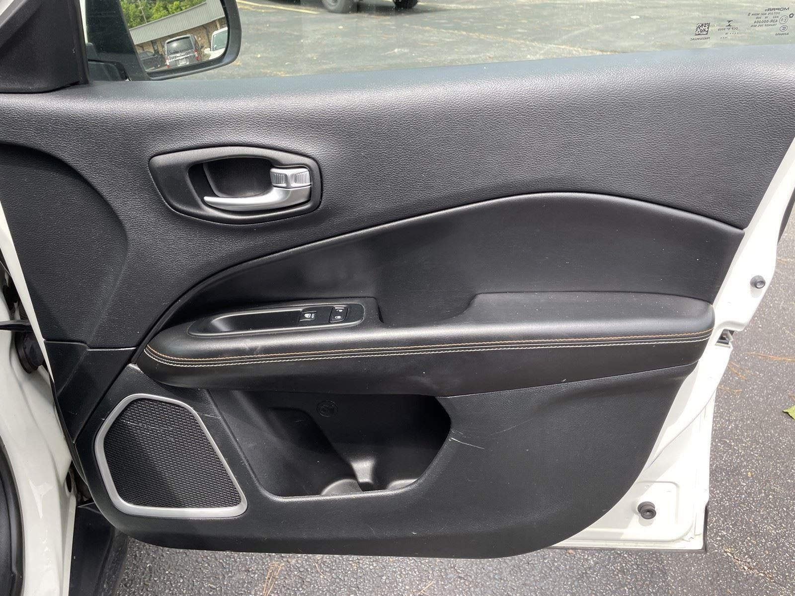 Used 2018 Jeep Compass Latitude FWD image 45