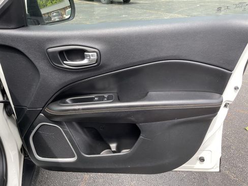 Used 2018 Jeep Compass Latitude FWD image 45