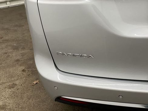 Used 2024 Chrysler Pacifica Touring-L FWD image 10