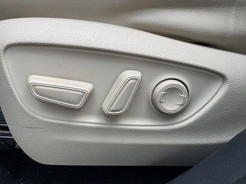 Used 2022 Toyota Highlander XLE AWD/4WD image 19