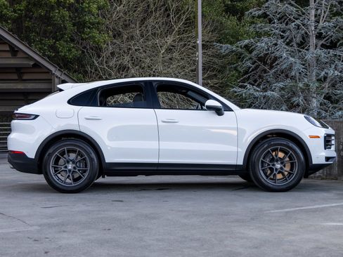 Certified 2025 Porsche Cayenne Coupe image 12