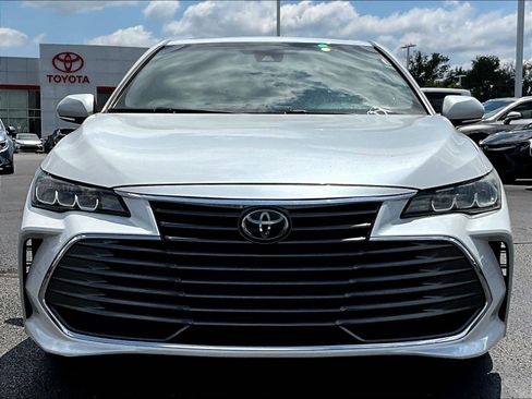 Used 2019 Toyota Avalon XLE w/ Moonroof Package FWD image 2