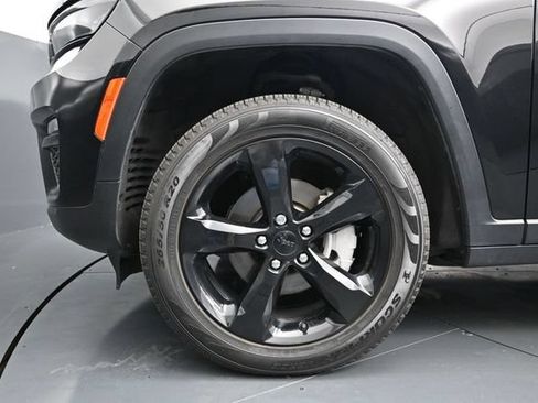 Used 2023 Jeep Grand Cherokee Limited w/ Black Appearance Package AWD/4WD image 17