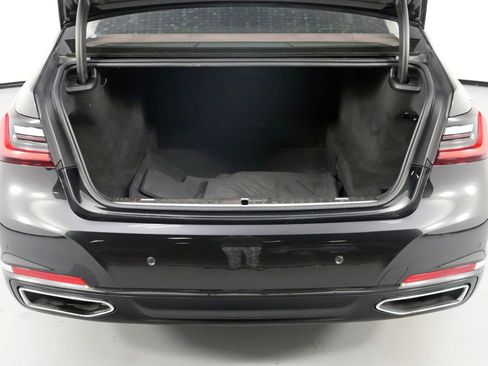 Used 2020 BMW 740i w/ Premium Package image 9