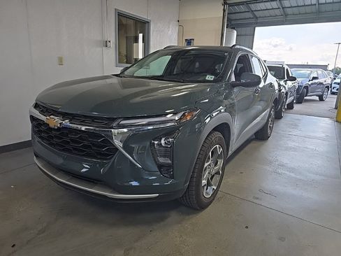 Used 2025 Chevrolet Trax LT FWD image 2