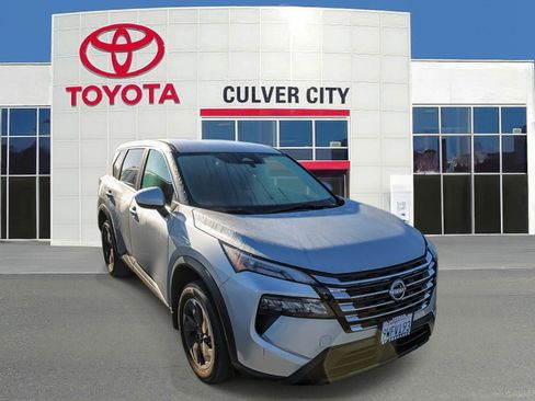 Used 2025 Nissan Rogue SV image 1