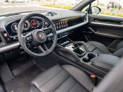 Certified 2025 Porsche Cayenne image 4