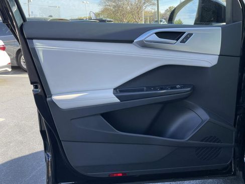 Certified 2025 Volkswagen Taos SE w/ Black Wheel Package image 15