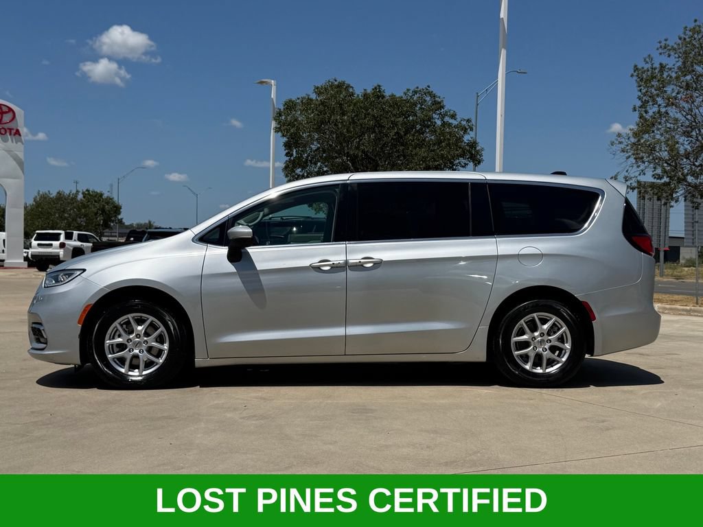 Used 2023 Chrysler Pacifica Touring-L FWD image 2