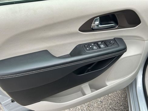 Used 2023 Chrysler Voyager LX image 16
