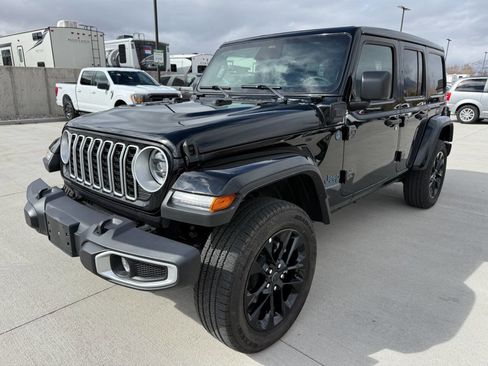 Used 2025 Jeep Wrangler Unlimited Sahara w/ Safety Group image 7